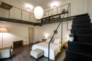 A bed or beds in a room at Starhost - DIMORA COPETA stunning seaview
