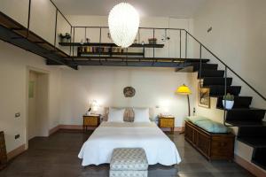 A bed or beds in a room at Starhost - DIMORA COPETA stunning seaview