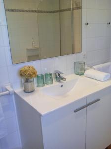 y baño con lavabo blanco y espejo. en Can Mavi - Apartamentos - TI37, en Sencelles