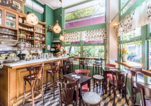 un bar con sedie e tavoli in un ristorante di Caryatis Apartment ad Atene