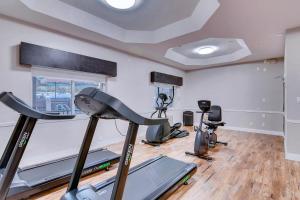 Fitness centrum a/nebo fitness zařízení v ubytování Orangewood Inn and Suites Midtown