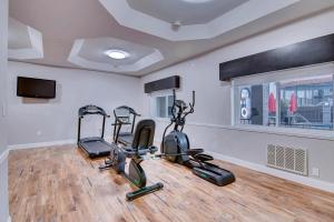 Fitness centrum a/nebo fitness zařízení v ubytování Orangewood Inn and Suites Midtown