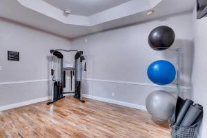 Fitness centrum a/nebo fitness zařízení v ubytování Orangewood Inn and Suites Midtown