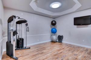 Fitness centrum a/nebo fitness zařízení v ubytování Orangewood Inn and Suites Midtown