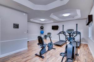 Fitness centrum a/nebo fitness zařízení v ubytování Orangewood Inn and Suites Midtown