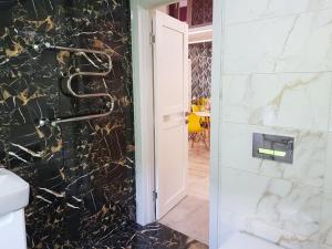 Ett badrum på Квартира Lux 2018 года