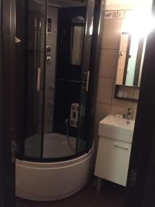 Koupelna v ubytování Cozy Park Studio in city center, Campina