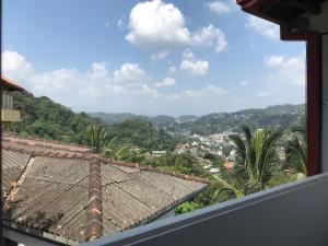 Vista generica sulle montagne o vista sulle montagne dall'interno della stanza in casa privata