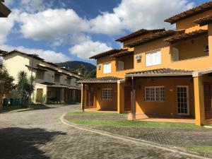 eine Straße in einer Stadt mit Häusern in der Unterkunft Linda casa em condomínio in Paraty