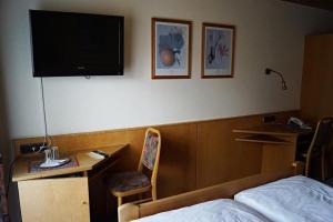 TV a/nebo společenská místnost v ubytování Hotel-Landgasthof Henghuber