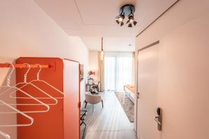 een kamer met een rode koelkast en een tafel bij Glashütte Bed+Breakfast in Barnbach