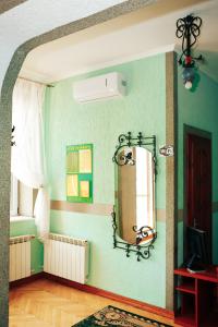 Pokój z lustrem na zielonej ścianie w obiekcie Rawa w mieście Rava-Rusʼka