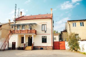 a house with a ladder on top of it at Rawa in Rava-Rusʼka