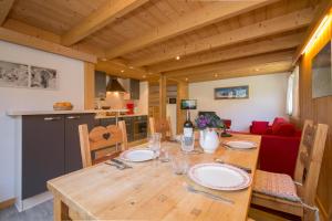 un tavolo da pranzo in legno con piatti di Résidence Grand Roc - Ancolies 218 - Happy Rentals a Chamonix-Mont-Blanc