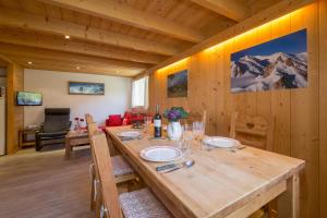 una sala da pranzo in legno con tavolo e sedie di Résidence Grand Roc - Ancolies 218 - Happy Rentals a Chamonix-Mont-Blanc