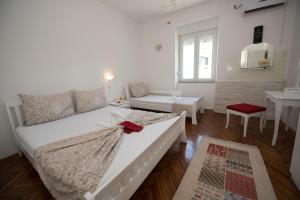 Postel nebo postele na pokoji v ubytování Apartments Smoky M