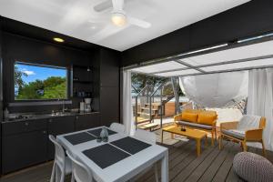 Televízia a/alebo spoločenská miestnosť v ubytovaní Medora Orbis Mobile Homes & Glamping