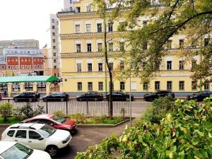 モスクワにあるАпартаменты Стремянный переулокの建物の前に車を停めた駐車場
