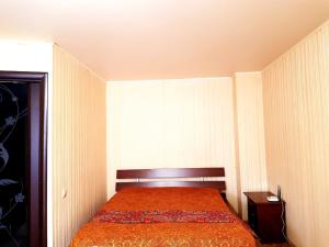 モスクワにあるАпартаменты Стремянный переулокのベッドルーム1室(オレンジ色の毛布付きのベッド1台付)
