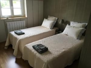 Llit o llits en una habitació de Manoir le Bout du Pont