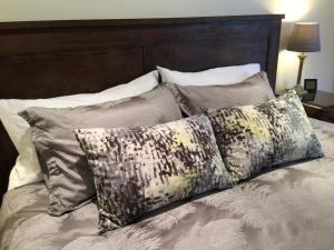 A bed or beds in a room at White Lodge B&B 