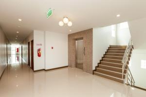 um corredor com uma escada num edifício em Je T'aime Hotel em Trang