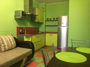 チュメニにあるАпартаменты Welcome Home на Циолковского 7к2のキッチン(ソファ、テーブル、冷蔵庫付)