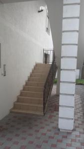 uma escada num edifício com uma escada em Apartmani Kastel em Banja Luka