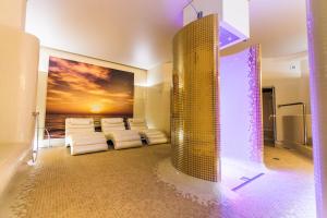salon z białymi krzesłami i szklaną ścianą w obiekcie Hotel Court Wellness&Spa w Kędzierzynie-Koźlu