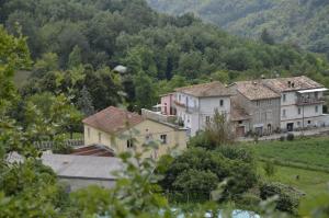 a group of houses in a village on a hill at B&B Cyparus in Venarotta