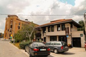 サラエボにあるBed and Breakfast Vijecnicaの建物の前に駐車した車両2台