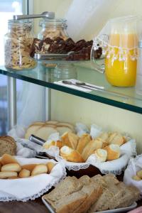a shelf filled with lots of bread and other foods at Pousada Cantagalo in Itaipava