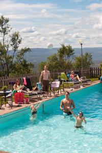 un grupo de personas jugando en una piscina en Långbergets Sporthotell, en Sysslebäck