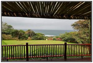 - une vue sur l'océan depuis la terrasse couverte dans l'établissement Peace Cottage, à Port Shepstone