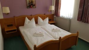 Postel nebo postele na pokoji v ubytování Hotel Sachsenhof