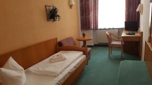 Säng eller sängar i ett rum på Hotel Sachsenhof