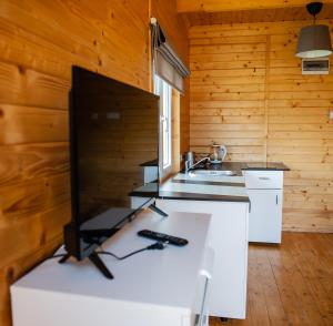 Köök või kööginurk majutusasutuses Pod Dębami Wicie- domki drewniane nad morzem