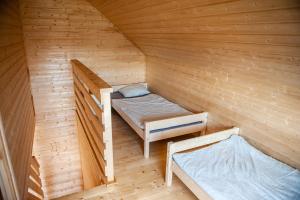 En eller flere senge i et værelse på Pod Dębami Wicie- domki drewniane nad morzem