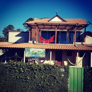 a house with a sign in front of it at Pousada Conquista do Paraíso in Alto Paraíso de Goiás