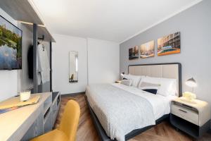 Un dormitorio con una cama, un escritorio y una silla. en Citadines Connect Fifth Avenue New York, en Nueva York