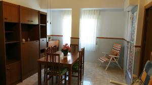 a kitchen and dining room with a table and chairs at Viviendas Moreno Mar Menor in Santiago de la Ribera