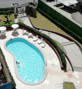 una vista aérea de una piscina en un hotel en Porto de Iracema- Ferias Temporada Fortaleza, en Fortaleza