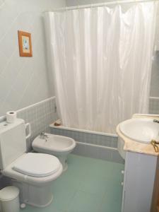 a bathroom with a toilet and a sink at Casa na praia e golfe in Vale do Lobo