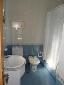 ein Badezimmer mit einer Badewanne, einem WC und einem Waschbecken in der Unterkunft Casa na praia e golfe in Vale do Lobo