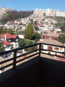 uma vista da cidade a partir da varanda de uma casa em Departamento Viña del mar em Viña del Mar