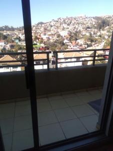 uma vista para a cidade a partir de uma varanda com uma janela em Departamento Viña del mar em Viña del Mar