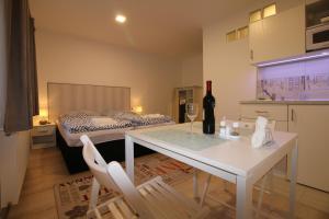 Kuchyňa alebo kuchynka v ubytovaní Szent Iván Apartman + 24 fotografií