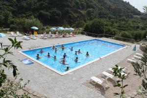 un gruppo di persone che giocano in piscina di Le Oreadi a Francavilla di Sicilia