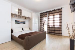 een slaapkamer met een groot bed en een raam bij Guest House Krk Town Centre in Krk
