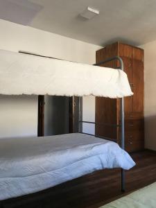 1 dormitorio con litera y colchón en Apartamentos Colonial Home, en Quito